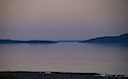 Kvällsvy mot Ulvön från stranden nedanför stugorna