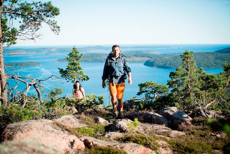  Jerry Engström och Eva Jilkén på väg upp för Slåttdalsberget i Skuleskogens nationalpark. 