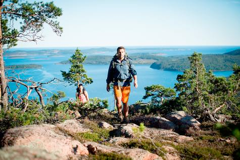 Jerry Engström och Eva Jilkén på väg upp för Slåttdalsberget i Skuleskogens nationalpark.